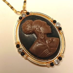 NWOT Beautiful Goldtone Rhinestone  Resin Cameo